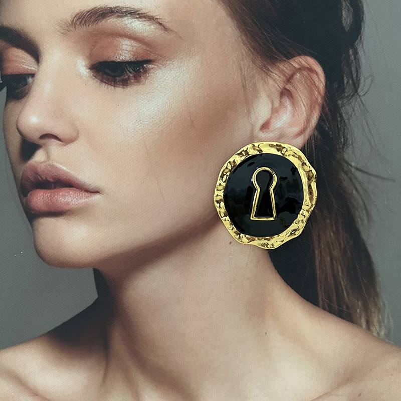 Exaggerated Black Enameled All - Vintage Collectible Jewelry recension och pris